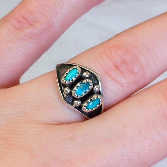 Sterling Silver Turquoise Trio Ring, Sz 5.25 — Southwest serrated bezel - Picture 9 of 13